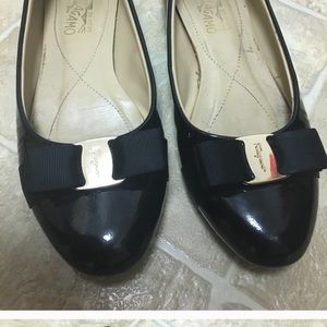Salvatore ferragamo black flat ballerina with gold